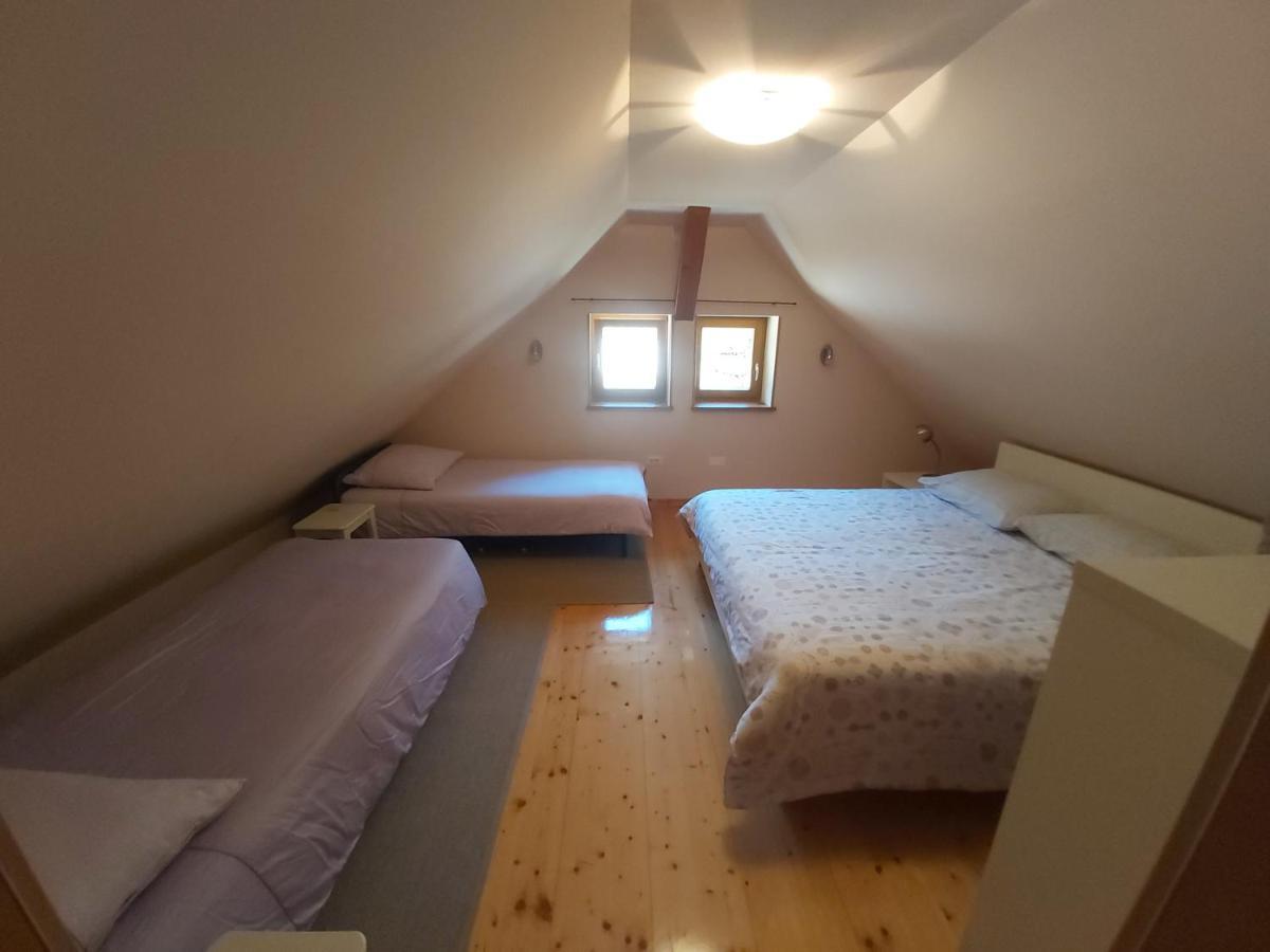 Pocitniska Hisa Pri Kustrcu Apartamento Grahovo ob Baci Exterior foto